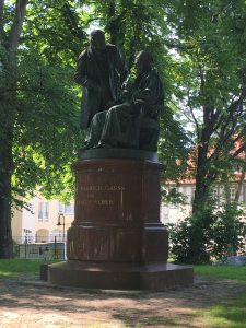 Zwei Genies unter sich: Das Gauß-Weber-Denkmal auf dem Wall.