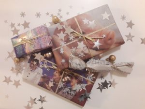 Mit Kalenderblättern und Zeitungen eingepackte Geschenke