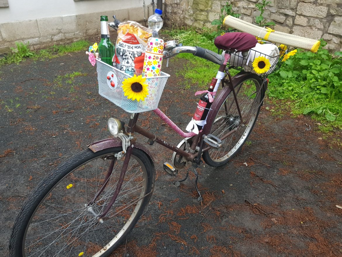 Das fertige Picknick-Bike mit Korb, Weinhalterung und weiteren Accessoires