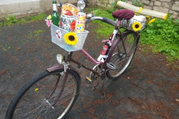 Das fertige Picknick-Bike mit Korb, Weinhalterung und weiteren Accessoires